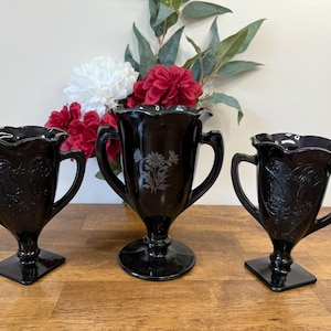 Jarrones trofeo estilo art déco de amatista negra con diseño floral grabado y ninfa danzante. Elegante decoración gótica para el hogar o la boda.
