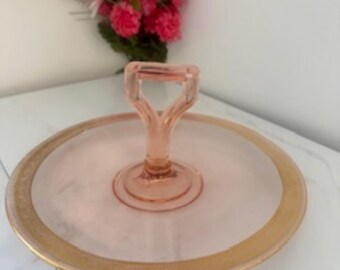 Vintage roze depressieglazen schaal of theeblad met gouden rand