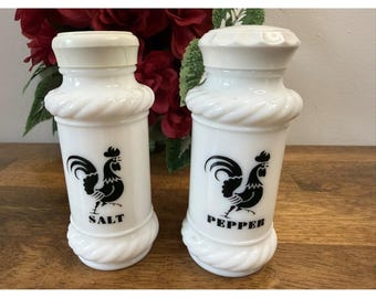 Saleiro e pimenteiro vintage em vidro leitoso com design de galo e corda torcida, estilo MCM (Médio Moderno de Meados do Século).
