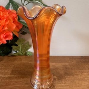 Keizerlijke glazen zwaaivaas met rimpeling Goudsbloem carnaval glas vintage gegolfd iriserend MCM