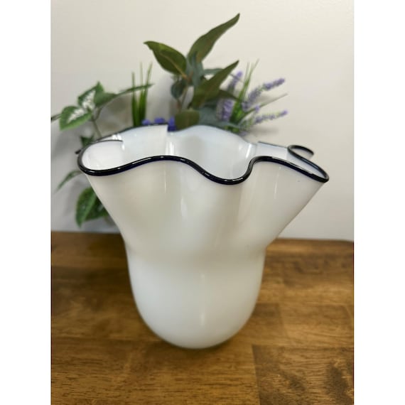 Vintage Milchglas Vase mit Rüschenrand Schwarzer Rand Mid Century Dekoratives Glas