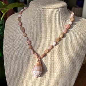 Collier en macramé en coquillages - Galets d'opale rose