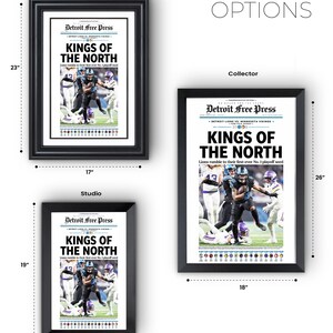 Pu&ograve; includere: Una stampa di giornale incorniciata del Detroit Free Press con il titolo "Kings of the North" e una foto di una partita di football americano. La stampa &egrave; disponibile in tre dimensioni: 33x48 cm, 43x58 cm e 46x66 cm.