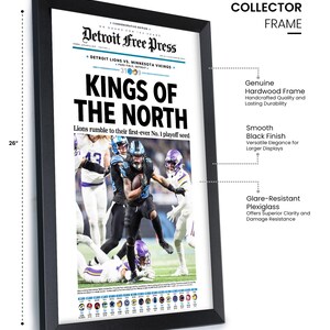 Pu&ograve; includere: Una stampa incorniciata in nero di un titolo del Detroit Free Press che recita "Kings of the North". Il titolo &egrave; accompagnato da una foto di un giocatore di football americano in azione. La stampa misura 45,7 cm per 66 cm.