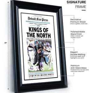 Pu&ograve; includere: Una stampa incorniciata in nero di un titolo del giornale Detroit Free Press che recita "Kings of the North". Il titolo riguarda la squadra di football americano dei Detroit Lions. La stampa misura 58,4 cm di altezza e 43,2 cm di larghezza.