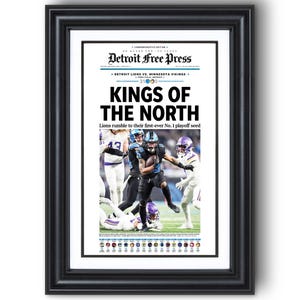 Pu&ograve; includere: Un giornale commemorativo del Detroit Free Press con il titolo "Kings of the North". Il titolo recita "Lions rumble to their first-ever No. 1 playoff seed". &Egrave; presente una foto di un giocatore di football americano che corre con la palla.