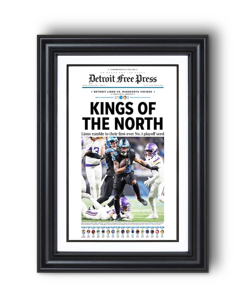 Pu&ograve; includere: Un giornale commemorativo del Detroit Free Press con il titolo "Kings of the North". Il titolo recita "Lions rumble to their first-ever No. 1 playoff seed". &Egrave; presente una foto di un giocatore di football americano che corre con la palla.