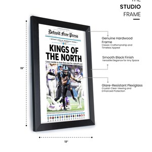 Pu&ograve; includere: Una stampa incorniciata in nero di un titolo del giornale Detroit Free Press che recita "Kings of the North". Il titolo riguarda la squadra di football americano dei Detroit Lions. La stampa misura 48 cm di altezza e 33 cm di larghezza.