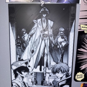 Puede incluir: Impresión en blanco y negro de estilo anime con varios personajes con atuendos detallados. La figura central lleva un abrigo blanco largo. La impresión está montada sobre una superficie gris con un imán plateado.