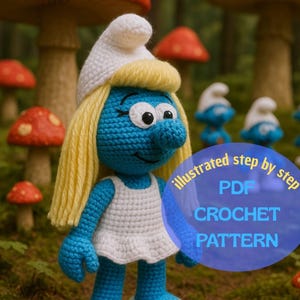 Könnte beinhalten: Eine gehäkelte Schlumpfine-Puppe mit gelbem Haar, einem weißen Kleid und einem weißen Hut, in einer Waldkulisse mit rot-weißen Pilzdekorationen. Das Bild enthält den Text "illustrated step by step PDF CROCHET PATTERN".