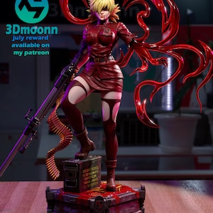 Pode incluir: Estatueta detalhada de uma personagem feminina com cabelo loiro, vestida com um traje vermelho de estilo militar, segurando uma arma grande. A figura está em uma base com uma caixa de munição. Formas abstratas vermelhas e fluidas emanam da figura. O texto na imagem diz "3Dmoon July reward available on my patreon".