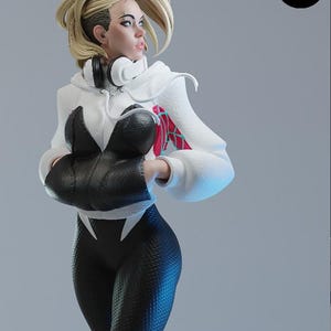 K&ouml;nnte beinhalten: Figur einer weiblichen Figur in einem wei&szlig;en Kapuzenpullover mit Kopfh&ouml;rern, einem schwarz-wei&szlig;en Body und schwarzen Handschuhen. Die Figur hat blondes Haar und posiert vor einem grauen Hintergrund. Die Figur ist ein Sammlerst&uuml;ck.