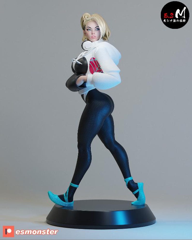 K&ouml;nnte beinhalten: Figur einer weiblichen Figur in einem wei&szlig;en Kapuzenpullover, einem schwarz-wei&szlig;en Body und strukturierten schwarzen Leggings. Die Figur hat blonde Haare und t&uuml;rkisfarbene Schuhe. Die Figur steht auf einem schwarzen Sockel.