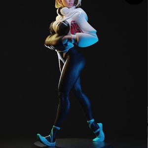 K&ouml;nnte beinhalten: Detaillierte Figur einer weiblichen Figur in dynamischer Pose. Sie tr&auml;gt einen wei&szlig;en Kapuzenpullover mit roten Akzenten, schwarze Leggings und t&uuml;rkisfarbene Schuhe. Ihr blondes Haar ist mit einem Seitenscheitel gestylt. Die Figur steht auf einer schwarzen Basis.
