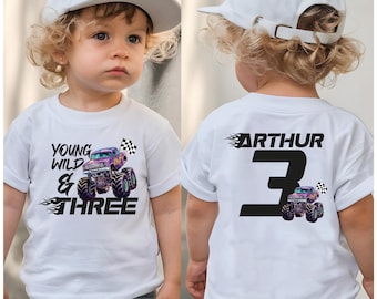 Maglietta Young Wild And Three, maglietta di compleanno personalizzata con nome e numero, maglietta di compleanno Monster Truck, maglietta da corsa per il festeggiato, maglietta con bandiera a scacchi