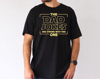 Pappaskämten är starka med den här, fars dag-t-shirt, Star Ars-film-t-shirt, science fiction-stil pappa-födelsedagspresent-t-shirt.