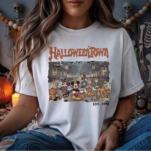 Maglietta Disney Halloweentown, maglietta di Halloween con Topolino e i suoi amici, maglietta per la stagione spettrale, maglietta per il viaggio di Halloween a Disney, maglione "Dolcetto o scherzetto?"