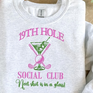 Coquette 19th Hole Social Club, następny strzał jest w szklance, projekt haftu, natychmiastowe pobranie, plik do haftu w 4 rozmiarach, master
