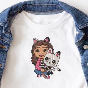 Wzór haftu "Gabby and Pandy Paws", do natychmiastowego pobrania, plik do haftu w 3 rozmiarach, domek dla lalek