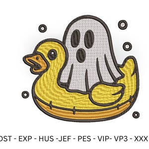 Può includere: Design ricamato con un'anatra di gomma gialla con becco arancione e un fantasma grigio. Il fantasma ha occhi e bocca neri. Piccoli cerchi neri circondano il disegno. Il testo in basso recita: DST - EXP - HUS - JEF - PES - VIP- VP3 - XXX.