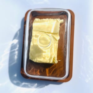 Glass Butter Dish with Wooden Lid – Clear Modern Butter Container with Acacia Base – Minimalist Kitchen Decor – Farmhouse Style