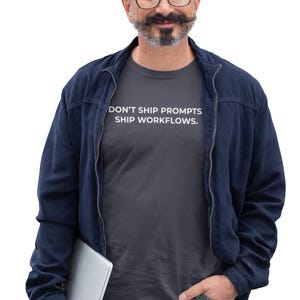 „Don't Ship Prompts, Ship Workflows“-Shirt – Lustiges KI-im-Arbeitsumfeld-T-Shirt für Entwickler und Projektmanager