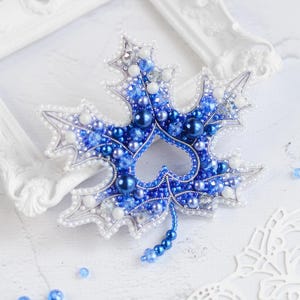 DIY Winter Brosche Perlenstickerei "Frosty Aurora - Maple Leaf Bead Embroidery Kit | Handgemachtes Schmuckset Tschechische Glasperlen & Velour