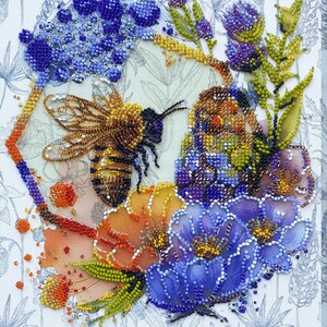 Könnte beinhalten: Ein detailliertes Perlenkunstwerk mit einer Biene, umgeben von bunten Blumen und Blättern. Die Biene ist braun und schwarz, mit filigranen Flügeldetails. Die Blumen sind in Blau-, Orange- und Lilatönen gehalten, vor einem gemusterten Hintergrund.