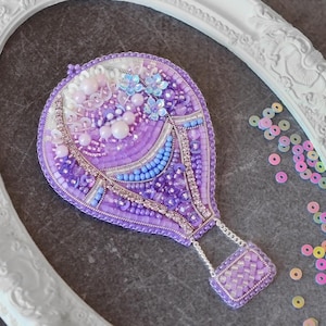 Heißluftballon Brosche Stickerei Kit – DIY Perlen Schmuck Kit | Lila Velour Perlen Bastelset | Geschenk für Frauen & Handwerker