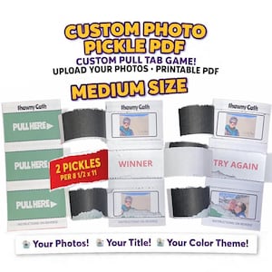 Peut inclure: Un jeu PDF de cornichons photo personnalisé avec des languettes à tirer. Le jeu comprend le texte "Téléchargez vos photos" et "PDF imprimable". Le jeu est de taille moyenne et comprend le texte "2 cornichons par 21,59 x 27,94 cm". Le jeu comprend le texte "Gagnant" et "Réessayer".