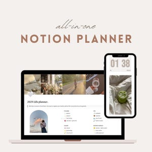 Könnte beinhalten: Ein Laptop-Bildschirm zeigt eine Notion-Planer-Vorlage mit dem Text "2025 Life Planner." Die Vorlage enthält Abschnitte für Alltag, Leben, Wachstum und Gesundheit und Wohlbefinden. Der Laptop steht auf einer weißen Oberfläche mit einem Telefon, das eine Digitaluhr mit der Zeit 01:38 anzeigt.