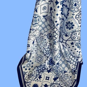 Bufanda de seda, bufanda de seda con diseño de azulejo portugués, regalo artístico para vestir, estampado de azulejos azules y blancos, accesorio de patrimonio cultural.
