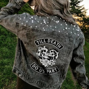 Till Death Do Us Part Schwarze Perlen Jeansjacke - Benutzerdefinierte Braut Jeansjacke - Personalisierte Hochzeitsjacke für Braut & Brautjungfern