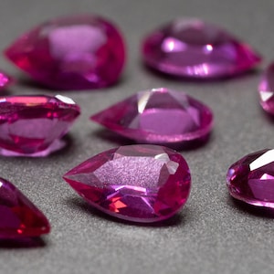 Corindone sintetico rosa scuro sfaccettato a forma di pera (varie dimensioni disponibili) (1 pezzo)