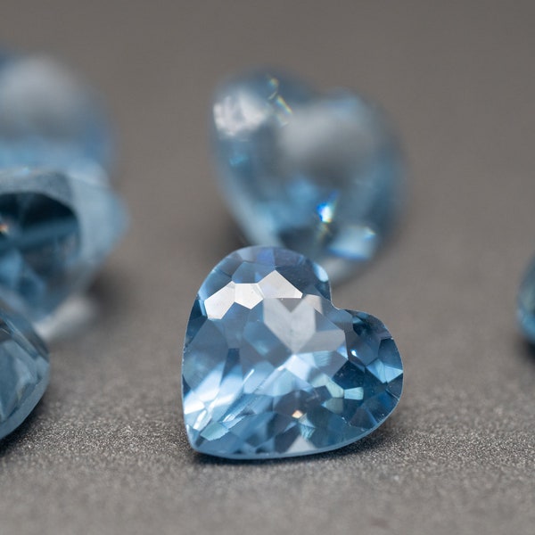 Forma de corazón Espinela sintética de color aguamarina (color azul claro) - Varios tamaños (1 pieza)