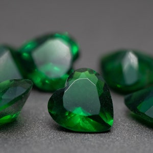 Heart Shape Green Glass (Emerald Color) - Various Sizes (1 Piece)