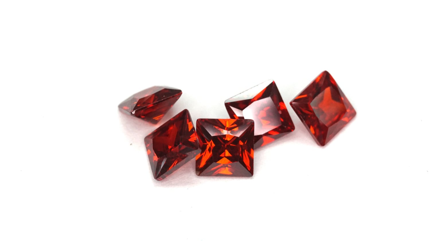 Vierkante granaat kubieke Zirconia Princess Cut. Pakketten uit 10 stuks