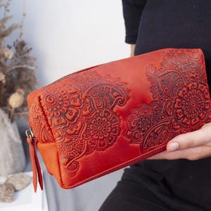 Neceser de piel con estampado floral: Clutch rojo para maquillaje
