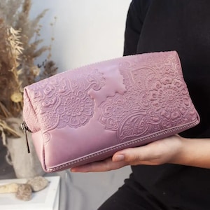 Necessaire feminina com relevo. Necessaire grande de couro. Necessaire roxa. Presente exclusivo para uma amiga. Bolsa de maquiagem em couro legítimo.