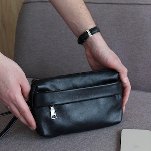Cartera de mano de cuero negro para hombre. Monedero pequeño para el día a día. Accesorios de cuero para hombre. Bolso organizador para hombre. Monedero pequeño de viaje para tus artículos esenciales.