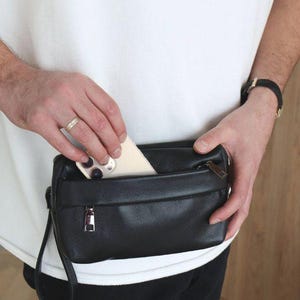 Cartera de mano de cuero negro para hombre. Monedero pequeño para el día a día. Accesorios de cuero para hombre. Bolso organizador para hombre. Monedero pequeño de viaje para tus artículos esenciales.