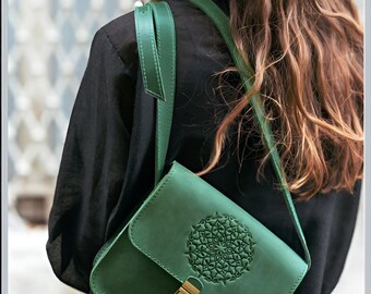 Bolso bandolera de piel verde: Boho Mandala, mini bolso hobo hecho a mano. Regalo de Navidad para ella.