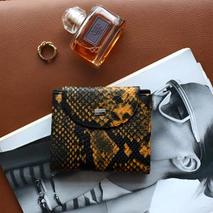 Cartera con estampado de serpiente. Cartera de piel para mujer. Cartera pequeña para mujer. Regalo para el Día de la Madre.