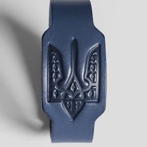Präglat läderarmband – Ukrainskt Tryzub-armband, handgjort i Ukraina