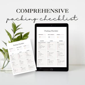 Puede incluir: Una lista de verificación de empaque imprimible en una tableta y una copia impresa de la lista de verificación en una superficie blanca. La lista de verificación incluye secciones para el destino, las fechas, el clima, las necesidades, la ropa y los artículos de tocador.