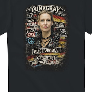 Może przedstawiać: Biały ceramiczny kubek z czarnym uchwytem i napisem "But First, Coffee" czarną, pogrubioną czcionką. Kubek stoi na drewnianej powierzchni. Kubek ma około 10 cm wysokości.