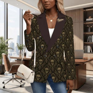 Può includere: Blazer doppiopetto con motivo a teschio e damascato in nero e oro. Il blazer ha un risvolto marrone scuro e la parola "Panzerfan" è visibile. Indossato con jeans blu e una borsa bianca. Un capo d'abbigliamento di tendenza.