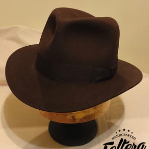 Sombrero fedora clásico hecho a mano en color marrón sable oscuro