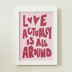 Impressão de citação "O Amor Está em Todo Lugar" | Arte de Parede Retro Rosa | Download Digital Estético Fofo | Pôster de Decoração de Quarto Positivo e Preppy | Escritório
