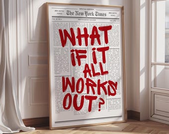 Könnte beinhalten: Gerahmter Druck einer Zeitungsseite der "New York Times". Der rote Text überlagert die Seite und lautet "WHAT IF IT ALL WORKS OUT?" Der Druck befindet sich in einem goldenen Rahmen und lehnt an einer weißen Wand.